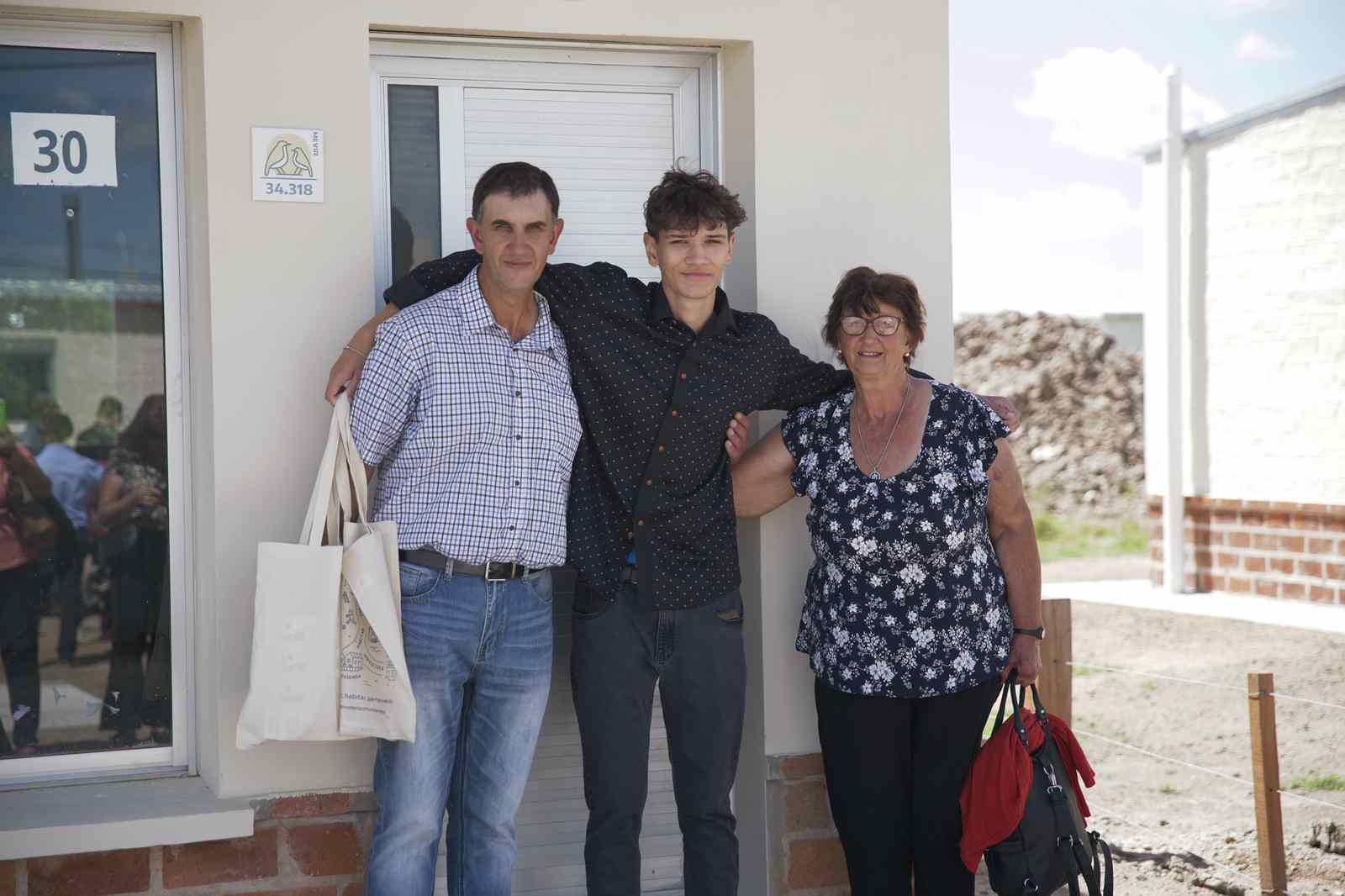 62 familias celebran acceder al derecho a su vivienda